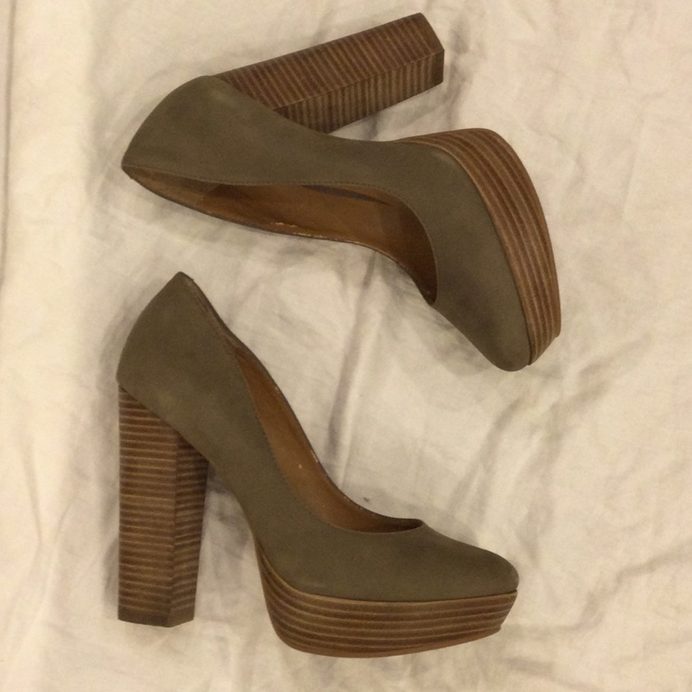 Gianni Bini Green Leather Platform Heels Size 9
